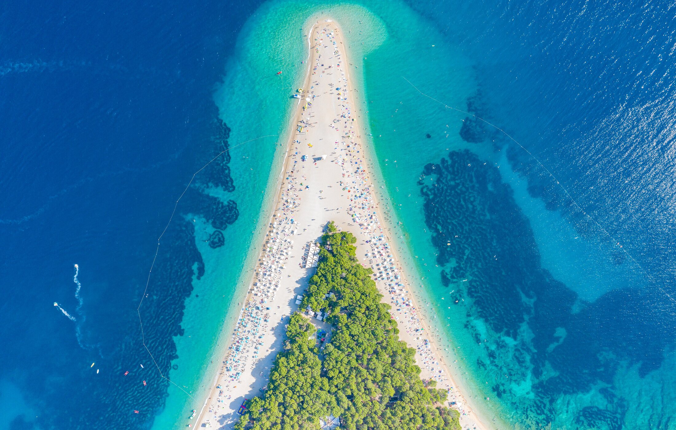 Zlatni Rat Strand und türkisblaues Adriatisches Meer aus der Luft