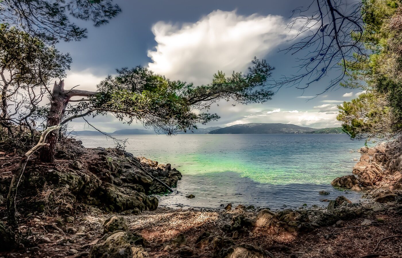 Küste der Insel Cres mit klarem Meer und Felsen