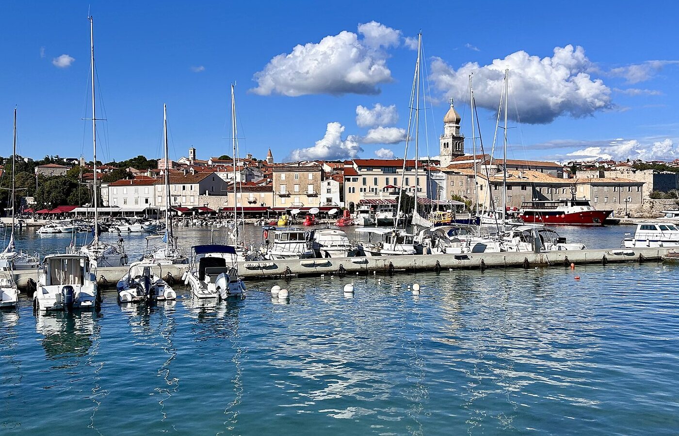 Hafen und Altstadt der Insel Krk am Meer